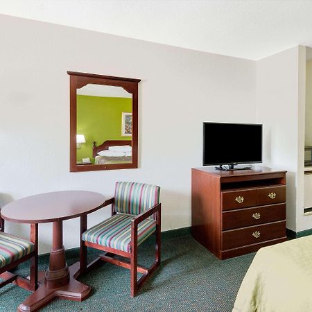 Super 8 By Wyndham De Soto Hotell Eksteriør bilde